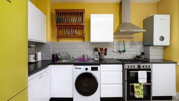 Coffee/tea maker, fridge, oven, dishwasher