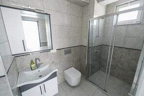 Een douche, handdoeken