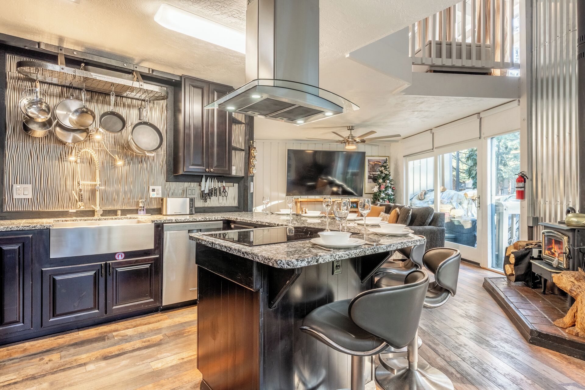 Jääkaappi, mikroaaltouuni, uuni, liesi