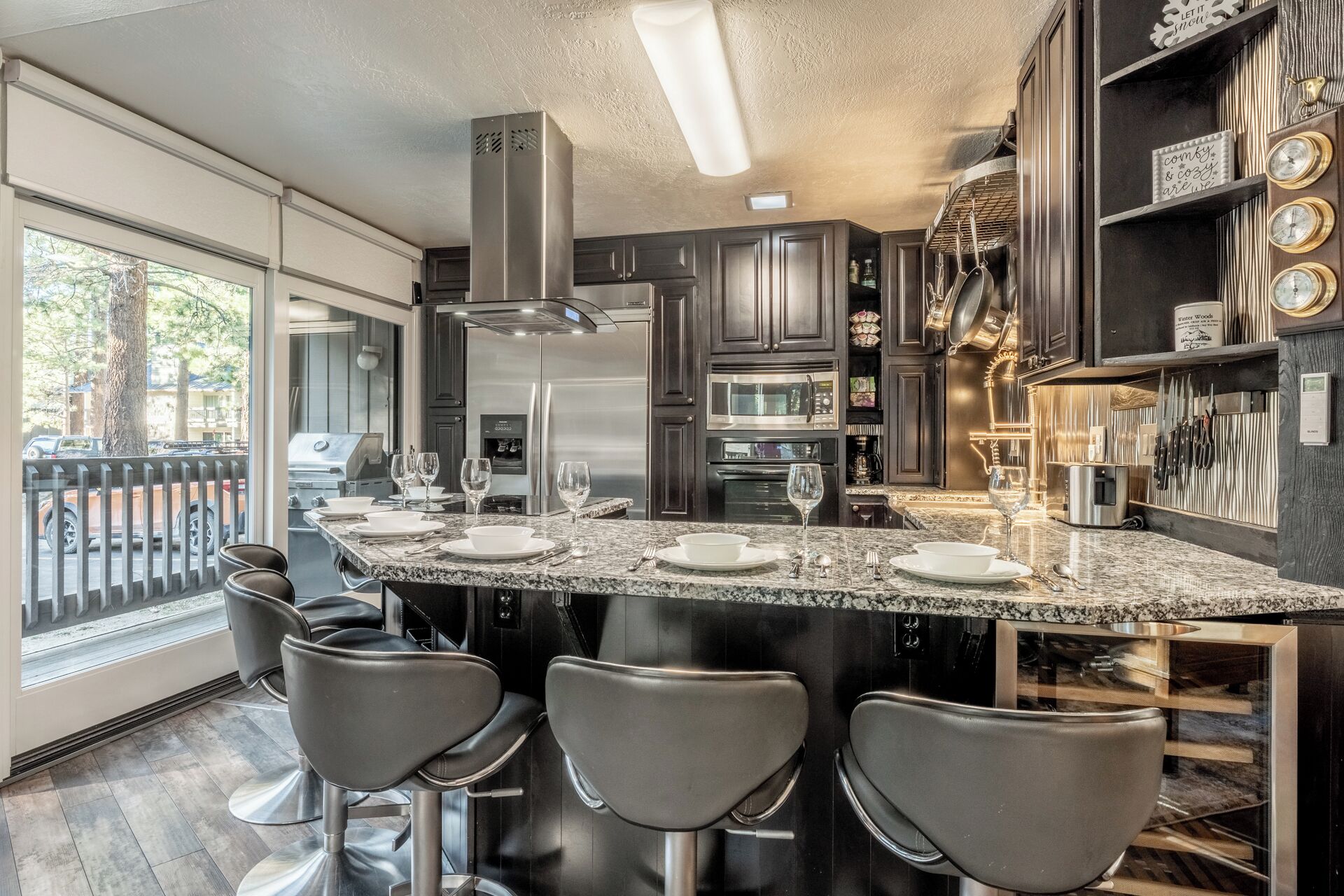 Jääkaappi, mikroaaltouuni, uuni, liesi