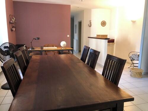 Large 3-bedroom apartment - Downtown station