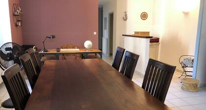 Large 3-bedroom apartment - Downtown station