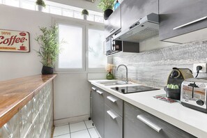 Réfrigérateur, four à micro-ondes, cafetière-théière, grille-pain