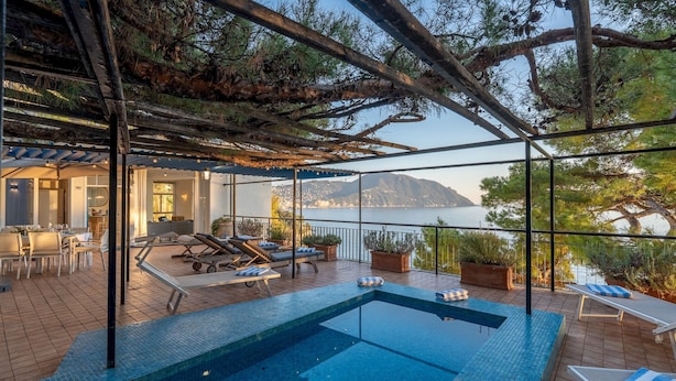 An infinity pool with lounge chairs and a view of the sea. - Casa Chiara 6+2, Emma Villas (Sori)