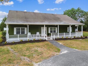 Exterior - Two Attached Homes / Pool — Ideal for Multi-Family Vacations & Large Groups (Dade City)