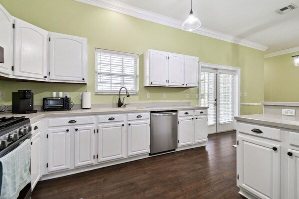 Private kitchen - Two Attached Homes / Pool — Ideal for Multi-Family Vacations & Large Groups (Dade City)