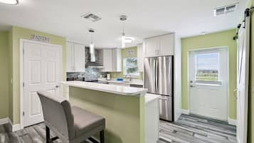 Réfrigérateur, four à micro-ondes, un four, surface de cuisson