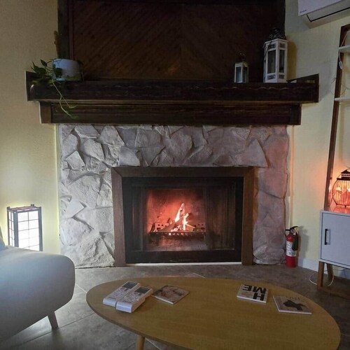 Cabin getaway five minute walk to Lake Somerville!