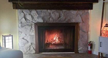 Cabin getaway five minute walk to Lake Somerville!