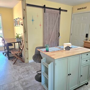 Interior - Cabin getaway five minute walk to Lake Somerville! (Burleson County)