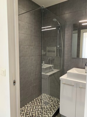 Shower, hair dryer, towels, toilet paper - Bright Studio in Carré d'Or, Beach & City at your doorstep! (Nizza)