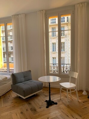 Living area - Bright Studio in Carré d'Or, Beach & City at your doorstep! (Nizza)