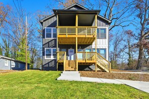 Exterior - Modern 3BR • Minutes to Downtown & Mercedes-Benz (Atlanta)