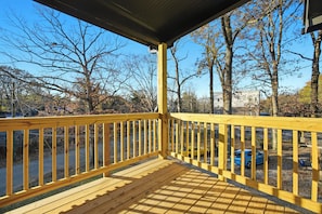 Property grounds - Modern 3BR • Minutes to Downtown & Mercedes-Benz (Atlanta)