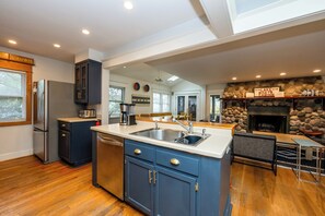 Réfrigérateur, four à micro-ondes, un four, surface de cuisson