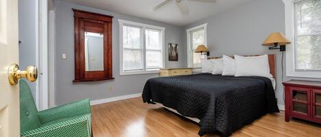 Tabla de planchar con plancha, wifi y ropa de cama