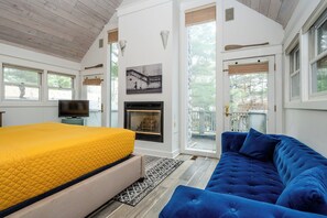 6 bedrooms, iron/ironing board, WiFi, bed sheets - Union Pier Compound Steps To Beach And More! (Union Pier)