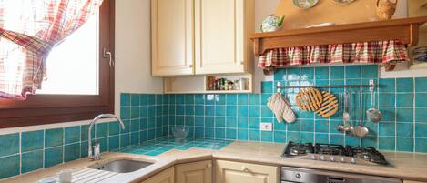 Apartment, 1 Bedroom | Private kitchen | Electric kettle