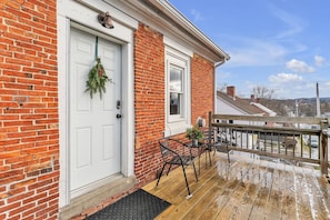 Property grounds - Renovated 2-bedroom house in downtown Vergennes (Vergennes)