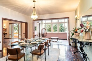 A spacious dining area with a glass table, multiple chairs, and a chandelier. - 4bdrs, Balcony w/ Sea View, and Garagea 3730/201 (Rio de Janeiro)