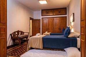 A room with two beds, a wooden bench, and a large wardrobe. - 4bdrs, Balcony w/ Sea View, and Garagea 3730/201 (Rio de Janeiro)