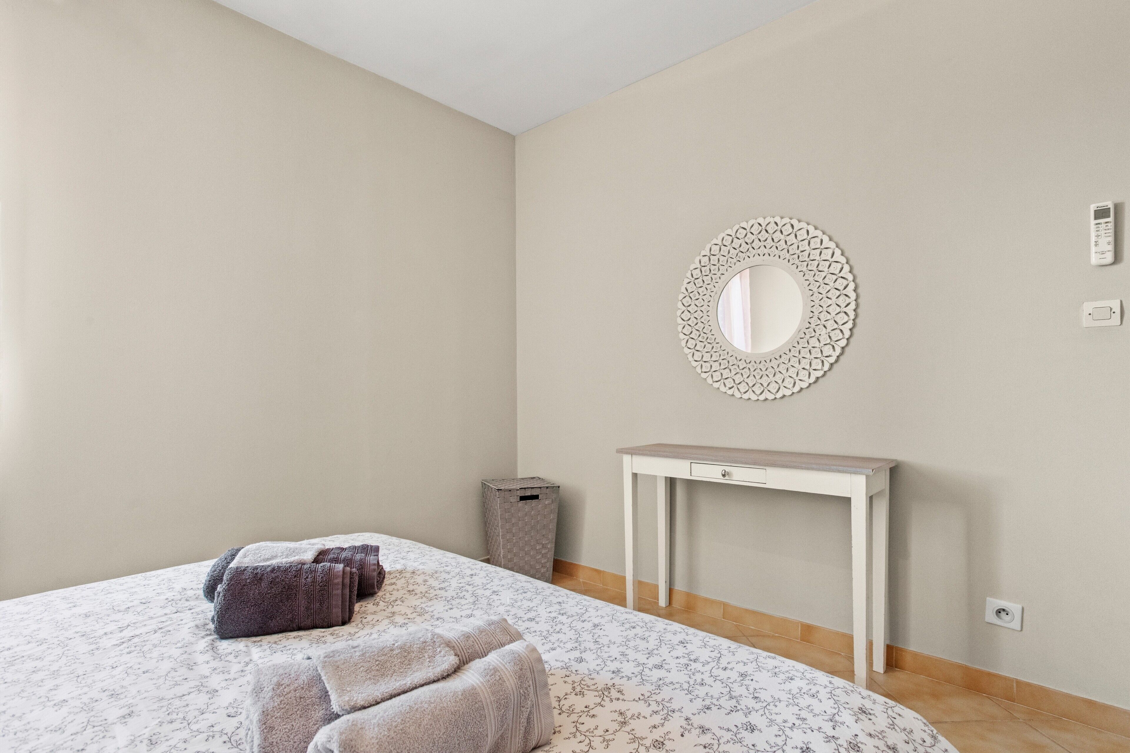 Tabla de planchar con plancha, wifi, ropa de cama