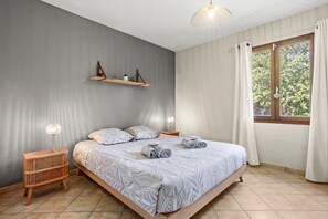 Tabla de planchar con plancha, wifi y ropa de cama 