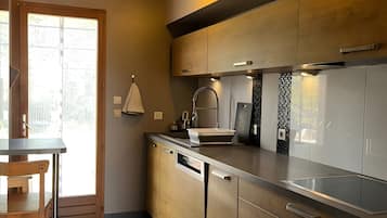 Frigorifero, microonde, forno, piano cottura