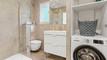 Shower, hair dryer, towels