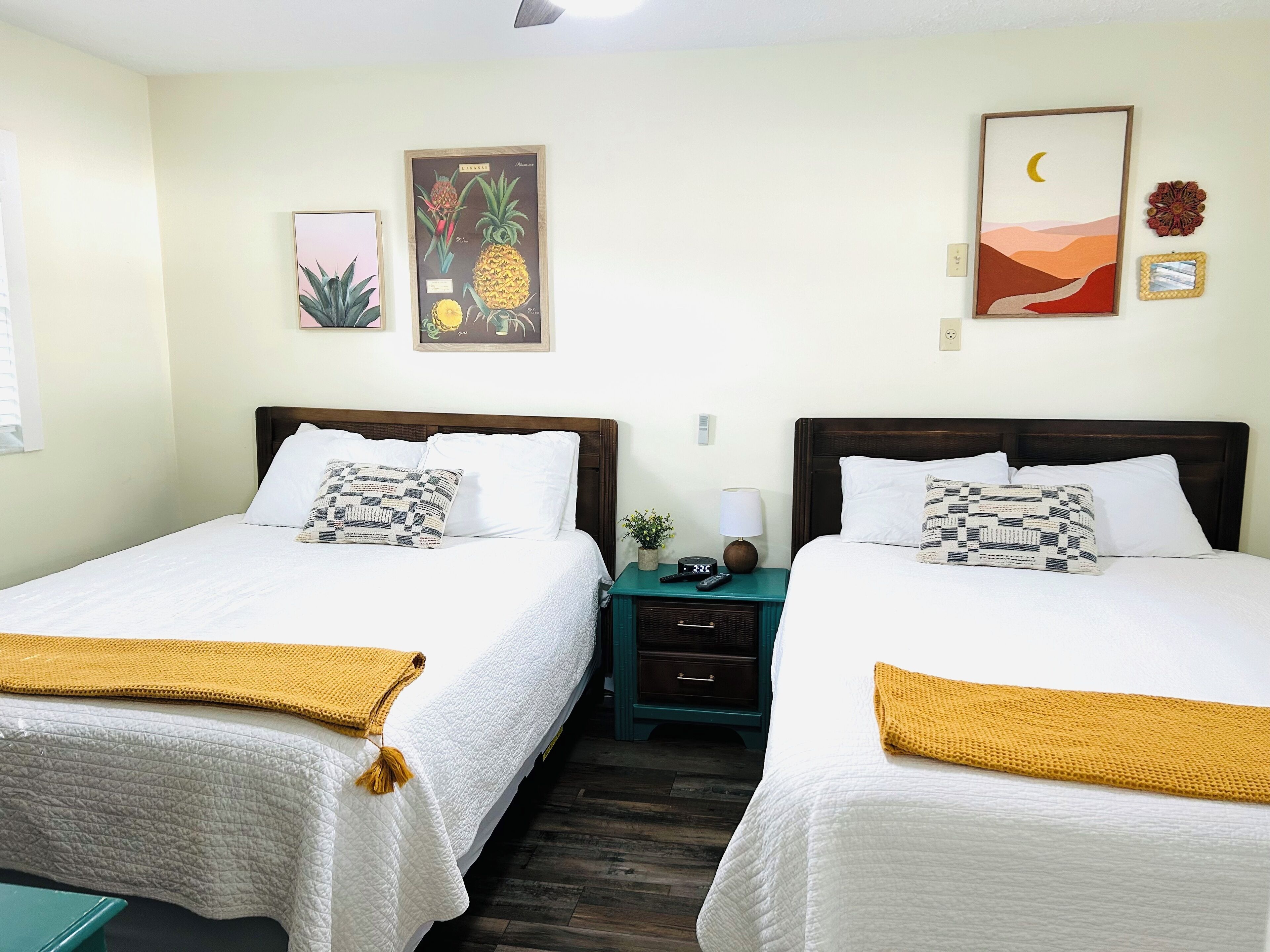 Deluxe Cottage, Patio | Iron/ironing board, free WiFi