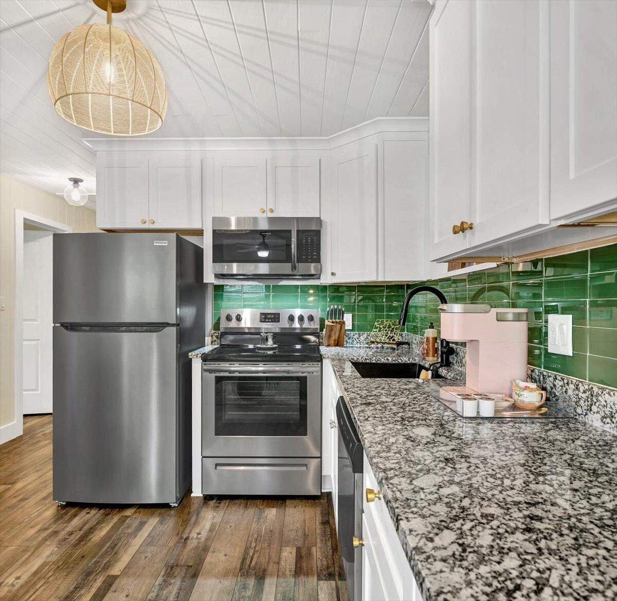 Family Apartment, Non Smoking | Private kitchen | Microwave, high chair