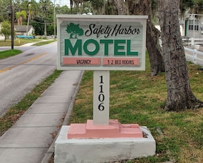 Property grounds - Safety Harbor Motel (Safety Harbor)