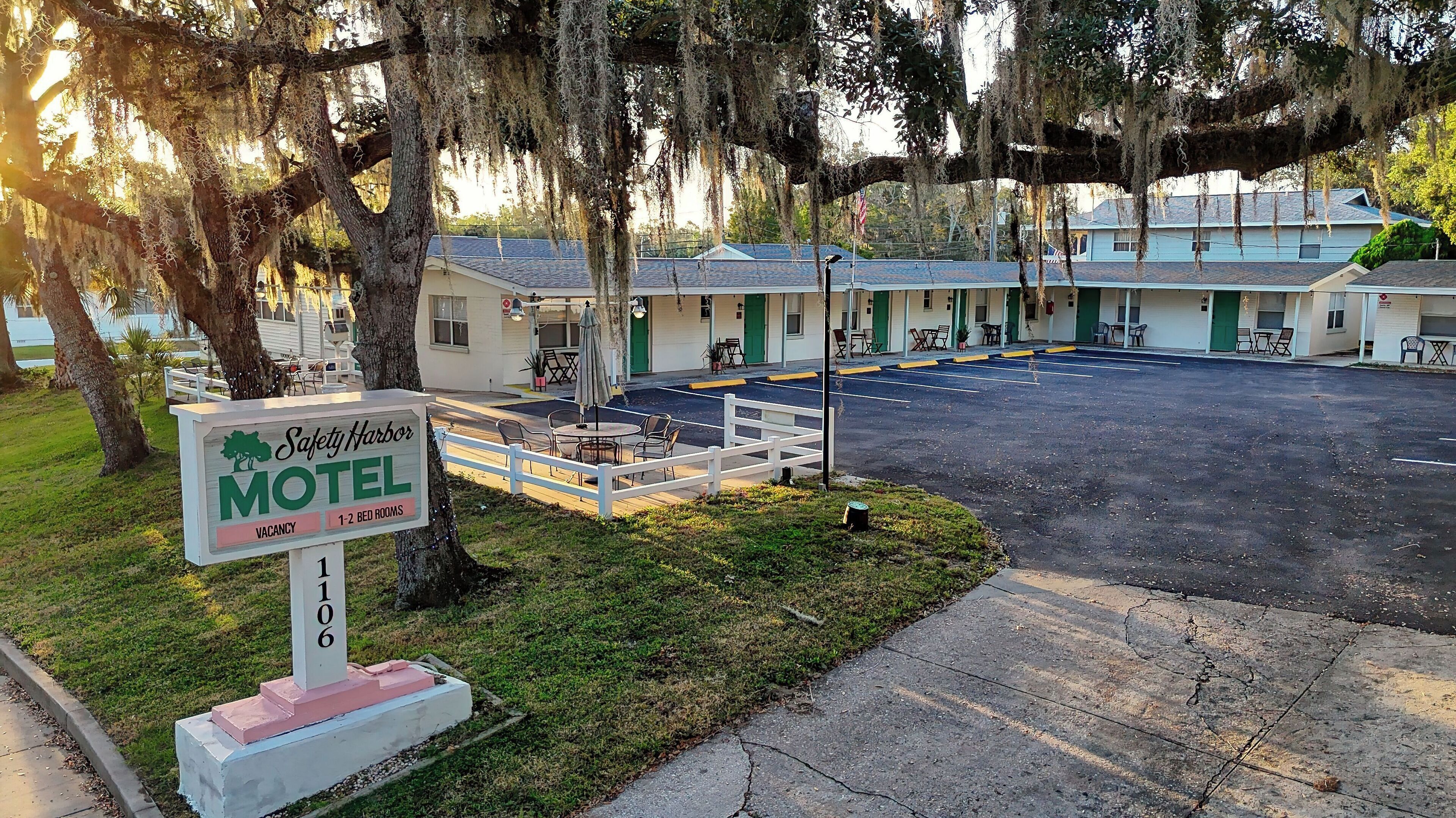 Un motel con un cartello che indica camere da letto da uno a due e una camera disponibile.