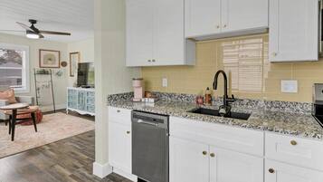 Bungalow Keluarga, Bebas Asap Rokok | Dapur pribadi | Microwave dan kursi makan untuk bayi