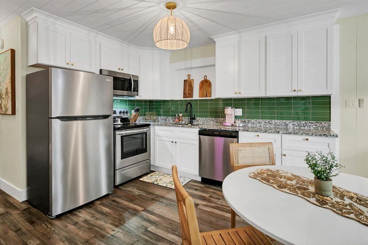 Family Apartment, Non Smoking | Private kitchen | Microwave, high chair