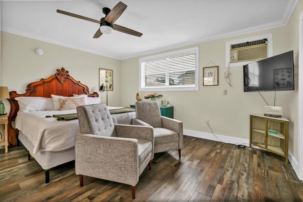 Deluxe Studio Suite, Non Smoking | Iron/ironing board, free WiFi