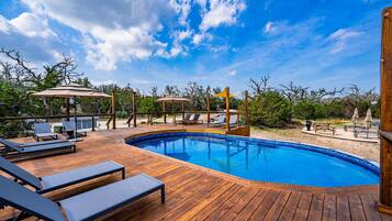 Kolam renang terbuka bermusim