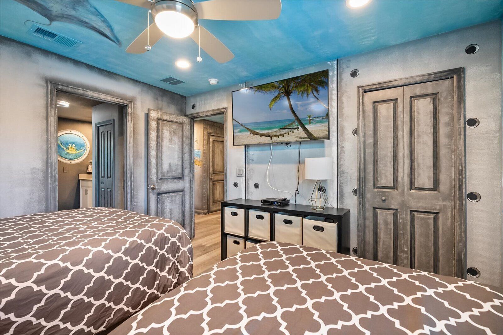 Escritorio, wifi gratis y ropa de cama 