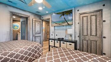 Escritorio, wifi gratis y ropa de cama