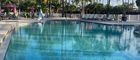 Utendørsbasseng og et oppvarmet basseng