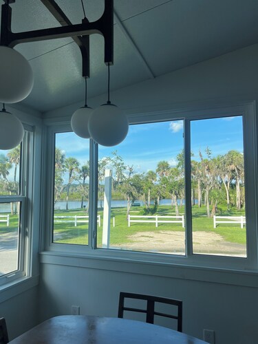 Charming Waterside Cottage with River Views in Ramblers Rest