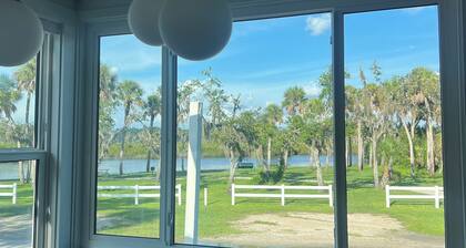 Charming Waterside Cottage with River Views in Ramblers Rest