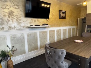 Dining - Big, Cozy Stay in the Heart of Town (Sheffield)