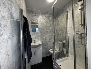 Hair dryer, towels, soap, toilet paper - Big, Cozy Stay in the Heart of Town (Sheffield)