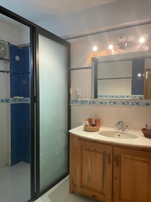 Deluxe Double Room, Mountain View | Bathroom - Peregrine Perch (Changla Gali)