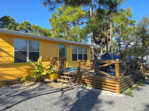 SGI Cottage, Ground Level, 2/10 mile to Beach, Cozy & Affordable, Screened Patio