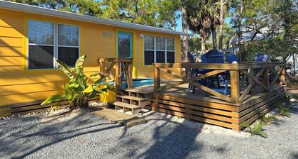 SGI Cottage, Ground Level, 2/10 mile to Beach, Cozy & Affordable, Screened Patio