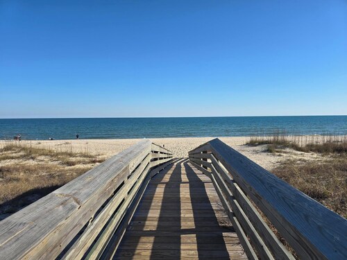 SGI Cottage, Ground Level, 2/10 mile to Beach, Cozy & Affordable, Screened Patio