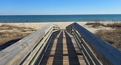 SGI Cottage, Ground Level, 2/10 mile to Beach, Cozy & Affordable, Screened Patio