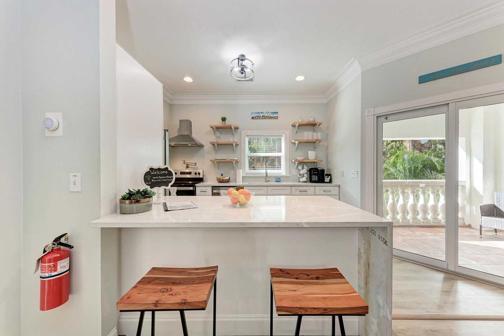 Réfrigérateur, micro-ondes, lave-vaisselle, cafetière/bouilloire